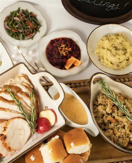 Give thanks, eat pie, and let The Brass Onion handle the rest 🦃✨ Skip the stress of cooking this year and enjoy a chef-prepared Thanksgiving meal at home — complete with oven-roasted turkey, baked ham, mashed potatoes, and all your holiday favorites. Meal kits serve 6 guests for $165 and are available hot   ready to serve or cold with easy reheating instructions 🍽️ Order online now through thebrassonion.com with Brancato’s Catering! #thanksgivingdinner #thanksgivingfood #givethanks #cateringse