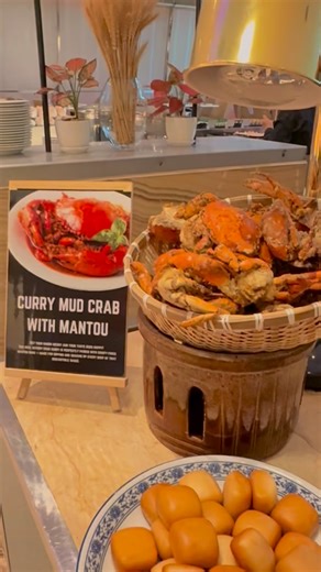 ✨第二位只需 RM1！人均 RM99.50 吃到爽✨ 📍 Traders Hotel KL — 5楼 Gobo Chit Chat 最近 KL 最划算的自助餐应该就是它了！ Shells & Sizzles 海鲜烧烤国际自助餐，第二位只要 RM1，随便吃都回本！ ✅ 自助餐价钱 • 成人：RM198 nett • 乐龄：RM99 nett • 第二位成人：RM1（限时优惠） 🕒 6.30pm – 10.00pm 📅 供应日期 • Nov 1（已满座）, 28 & 29 • Dec（Every Fri & Sat） 📍 Level 5, Traders Hotel Kuala Lumpur 📞 订位电话：03-2332 9888 🌐 线上预订： https://tradersklspecials.com/web/online-store.aspx ⸻ 🔥 吃回本攻略（亲测） 吃完以下这些，稳稳回本： 🥩 2串澳洲和牛烤串 🐂 1份烤牛骨肉 🐑 1份烤羊腿肉 🦀 1只 XL 咖喱泥蟹 🍣 1份刺身拼盘 🥥 2粒班兰香椰子 吃到心满意足，胃口大开 🫶 ⸻ 📲 记