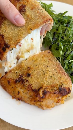 Ground Chicken Calzone 🍕😋👌 50g Protein for 500 kcal 💪 You have to try this—trust me, you’re going to love it! Ingredients: • 250g ground chicken 🐔 • Tomato sauce 🥫 • Mozzarella 🧀 • Spinach 🍃 • Onions 🧅 • Tomatoes 🍅 • Breadcrumbs 🥖 • Cured ham 🐷 • Olive oil 🫒 Instructions: 1. Preheat your oven or air fryer to 180°C (356°F). 2. Sauté the onions and ground chicken in a bit of olive oil until cooked. 3. Add the tomato sauce, spinach, and diced tomatoes. Let it simmer. 4. Roll out your d