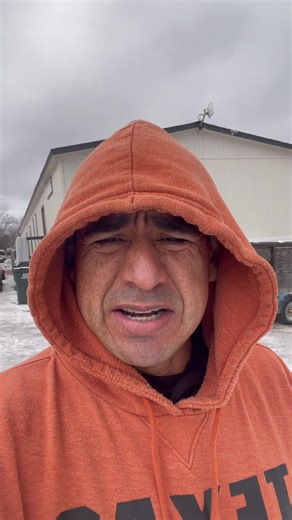 Aquí mirando que mis perros tengan agua y comida, ellos les encanta el frío