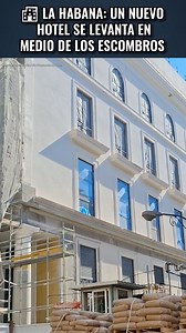 La Habana: Un nuevo hotel se levanta en medio de los escombros En Refugio #60, entre Morro y Zulueta, en la Habana, se construye el Hotel Corona. A pocos metros, familias cubanas viven en edificios en peligro de derrumbe, sin solución ni apoyo del régimen. Según Diario de Cuba, la construcción de este hotel está a cargo de la cadena hotelera ATG, de Turquía, en asociación con GAESA, el conglomerado controlado por el régimen cubano. ❓ ¿Es justo que el régimen le dé prioridad a la construcción de 