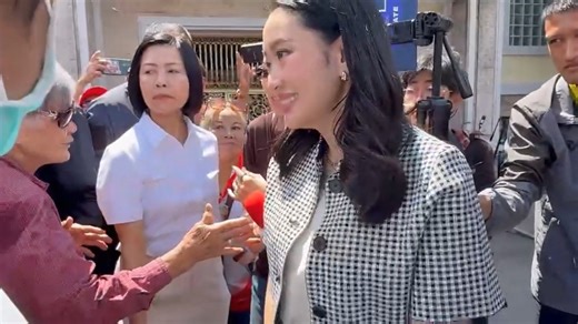 Former Prime Minister Paetongtarn Shinawatra and Ms. Pintongta, her older sister, visited their father Thaksin at Klong Prem Central Prison in Bangkok at 11:00 AM on October 20. A group of red-shirt supporters came to show their support. Later, at 12:25 PM, the two sisters emerged. Paetongtarn said she had just returned from abroad and hadn't seen her father for several days. Her father is now counting the days, telling his children that he has completed exactly 6 weeks. He's getting along fine 