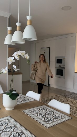 ✨ VAJILLA MÁS BONITA ✨ Hoy te enseño la vajilla viral de esta primavera y ¡es preciosa! Vienen platos, bowls y tazas y es de muy buena calidad. La mesa queda preciosa solo con un mantel blanco debajo. A mí me gusta para vestir las mesas dulce de manera elegante y original. Es una vajilla decorativa y a la que le podemos dar muchos usos. Yo la estoy confeccionando y aquí muestro de dos tiendas. #vajilla #primavera #mesacomedor #vajillaartesanal #cocinacasera #mesadulce #decoracioncocina #platosbo