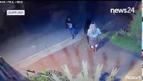 Una mujer solicitó un servicio de aplicación para visitar a una amiga. Al llegar, el vehículo no coincidía con la foto de la app. Antes de que apareciera este auto, un individuo se acercó a ella de forma sospechosa. Cuando el vehículo no autorizado llegó, esa persona intentó obligarla a subir, pero ella logró resistirse y escapar.¿Es posible que el conductor asignado por la app estuviera involucrado? ¿Qué otras formas podría haber tomado este incidente?