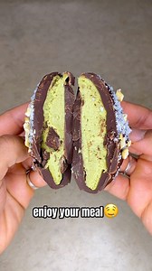 This is the ULTIMATE GUIDE to making MATCHA CHOCOLATE-COVERED SCOOPS 🍫✨ ✅ Steps to prepare your own matcha cashew chocolate-covered scoops: 1. For the matcha-cashew base: • Blend until smooth: • 1 cup heavy cream • 1 tbsp matcha powder (adjust to taste) • 1 cup cashews • 5-6 pitted dates • 1 tsp vanilla extract 2. Form the scoops: • Using a spoon or scoop, form small scoops of the mixture and place them on a tray lined with parchment paper. • Freeze the scoops for about 2 hours or until complet