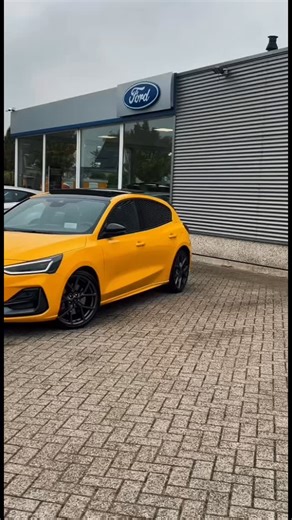 Ford Focus 2.3 EcoBoost Aut ST-3🔥 Liefhebbers opgelet!! We hebben weer een hele prachtige, exclusieve auto binnen en dit keer een Focus ST. De auto is zo goed als nieuw en heeft maar 12300km gelopen. De Focus beschikt over enorm veel opties en heeft onder andere een automatische versnellingsbak, AGR-stoelen, panorama dak, Driver Assistance Pack, Winterpack, Apple CarPlay - Android Auto en nog veel meer. De Focus heeft momenteel een prachtige wrap, de auto is origineel zwart. Echt een auto voor 