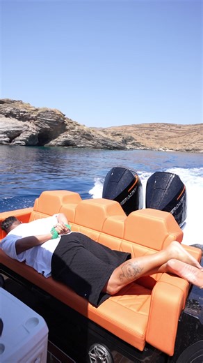 Όταν θες τόσο πολύ να οδηγήσεις το σκάφος που βρίσκεις…δημιουργικές λύσεις 👀 #deltaboatsrental #delta #boats #kythnos #kythnosisland #cyclades #greece #private #tours #yachting #vip #cruise #greecetravel #pdmediagr #publicdimension #beach #summer #rentaboat #places #island #aegean