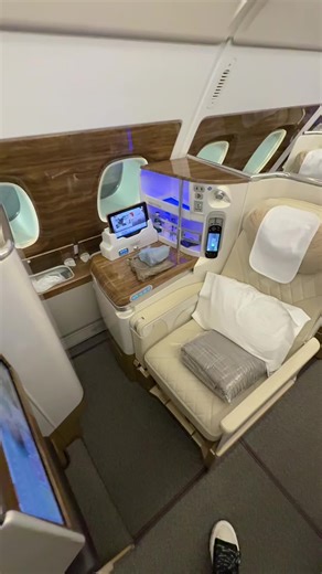 Experience Luxurious Comfort: Emirates Business Class Seat
