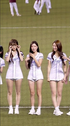 Wow! Lee Joo-eun and Lee Ah-young are together! Their fair skin and long legs are making my heart...