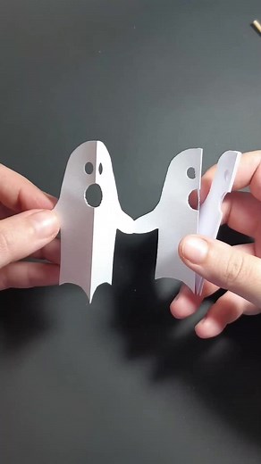 Ghost Garland (Guirnalda de gantasmas) HALLOWEEN #diy #papercraft #foryou #manualidadesfaciles #tutorial #handmade #halloween #decorideas #ghost #guirnalda #fantasma #garland #paperghost #boo #trickortreats #spooky No te olvides de dar