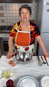TORTA DI MELE DI NONNA IRIS👩‍🍳🥧 - 2 uova - 300 gr di farina di tipo 00 - 200 gr di zucchero - 1 bustina di lievito per dolci - 1 bicchiere di latte - 1 bicchiere scarso di olio di arachidi - 3 mele Infornare a 200° per circa 45 minuti. Buona visione!😊 | In cucina con Iris