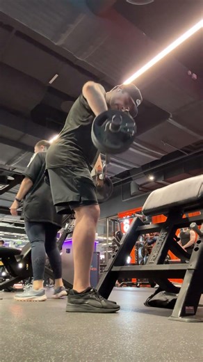 F809 - нагрузка на дельтовидные, тяга штанги к подбородку широким хватом