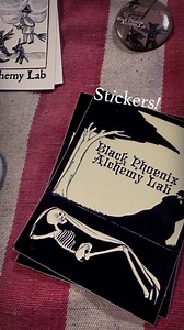 A little tour of the swag we’ll be bringing to Dragon Con, in addition to the usual lanyards and badge ribbons! While supplies last, these will be randomly included with purchases both in person and online during the convention weekend — buttons, stickers, magnets… and even a BPAL poker chip?? It behooves us to underscore how limited our supply is, so if this is an important factor in your shopping, you’ll want to pounce as early as you can. The madness begins Friday, September 1st! 🍑🐲 | Black