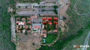 Unieke live veiling van Campo Alegre te Curaçao🌴Het complex bestaat uit een 31-tal verschillende gebouwen, waar circa 156 kleine en grote (hotel)kamers deel van uitmaken. Het is mogelijk een bezichtiging in te plannen op afspraak. De bezichtigingsdagen zijn 24 en 25 september 2023. Meer informatie 👉 https://bit.ly/CampoAlegreCuraçao | Troostwijk Auctions