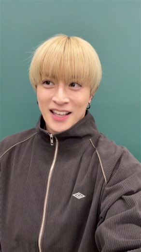 GENE高公式／GENERATIONS×ABEMA on Instagram: "GENE高を待ってくれていた皆さんに渡します📱 GENE高が『GENE大』となり 一夜限りのスペシャル番組として帰って来る！ 「学園祭をやりたい」という夢をついにかなえる時が✨ GENERATIONSとして初の学園祭ライブを披露、 さらにはバレないよう変装して学園祭のお手伝いまで⁉️ 12/27(土) よる7時｜ABEMAで無料放送📺 #白濱亜嵐 @alan_shirahama_official #片寄涼太 @ryota_katayose__official #数原龍友 #小森隼 @hayatokomori_official #佐野玲於 @reo_sano_official_acc #中務裕太 @yuta_nakatsuka_official 撮影協力：関西大学 ＠kansaiuniversity #GENERATIONS大学TV #gene高 #ジェネ高 #generations高校tv #gene #generations #ジェネ #ジェネレーションズ #generationsfromexile