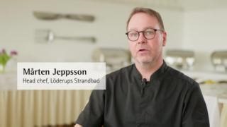 Using Roger On, Mårten Jeppsson, chef in a restaurant says that he can hear the staff in a very loud environment like a kitchen. https://ow.ly/W0jc50PVsr1 #PhonakRoger #SelfAdvocacy #HearingLossWontStopMe #RogerOn #MyBestFriendRoger | Phonak
