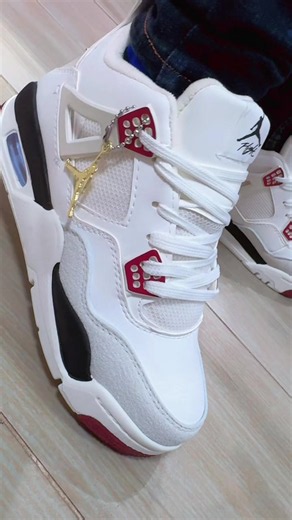 Video de 𝓢𝓱𝓪𝔂𝓻𝓪 𝓢𝓱𝓸𝓮𝓼 (@shayra.shoes) relacionado con “jordan 4 retro”