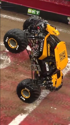 Digging Deep! #MonsterJam #MonsterTrucks #Orlando