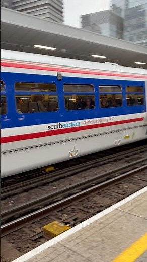 Network southeast livery class 465 leaving London Bridge