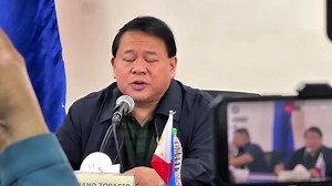 KUNG HINDI IKAW, SINO? Naghamon si Atty. Ferdinand Topacio ng Citizens Crime Watch kay Pangulong Bongbong Marcos na pangalanan ang mastermind sa insertions at anomalya sa flood control. ‘Kung hindi ikaw, sino?’ tanong ni Topacio sa Pangulo. | via MJ Mondejar | Newsblast