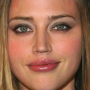 Estella Warren Boyfriend 2025: Dating History & Exes - CelebsCouples