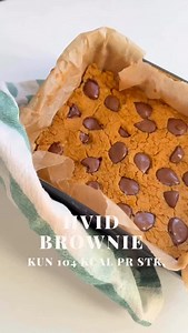 Kalorielet kikærte Blondie (hvid brownie) - kun 104 kcal pr stykke! 🤍🍫 Denne hvide brownie skal I prøve! Jeg har delt mange opskrifter med tiden, der er lavet på kikærter - en næringsrig kilde til protein og så anbefales det også t vi får mindst 100 g bælgfrugter dagligt. Det er nemt, når man kan spise dem i kage-form 😜 Ved I egentlig godt, at jeg har lavet en fysisk bog, fyldt med søde sager med grøntsager? I kan se mere på maysilja.dk og skrive mig en besked, hvis I skal have den tilsendt -