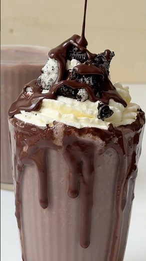 Easy Yummy Chocolate Milkshake w Oreos