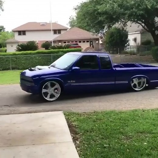 My bro built his own Texas Edition!! This thing is wicked!! #bagged #bodied #minitrucker #minitruckintakeover