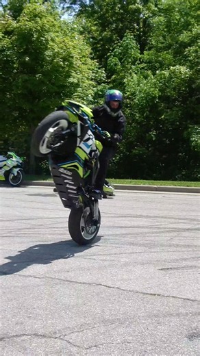 Full 360 rockwalk on the zx6r .. #stunt #wheelie #rockwalk #flatland #streetbike #rideicon #letsgo