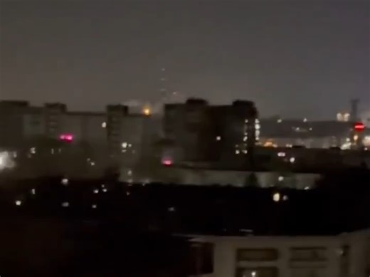 乌龙！昨夜，乌军无人机袭击了位于切列波韦茨的阿帕季特化工厂时，俄军也帮忙，防空射弹也击中了这个工厂