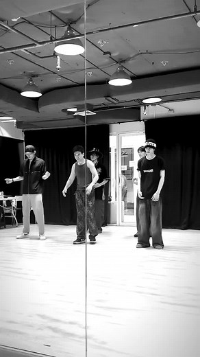 070425| breakdance 1st day. 🐻 #takeitoff_jasper #ppnaravit #pondnaravit #ปอนด์ภูวินทร์ #pondphuwin #joongarchen #joong #aou_thbknr #aouthanaboon #santapp #santapongsapak #jasper