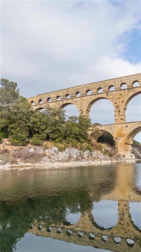 Le Pont du Gard est la partie la plus connue de l’aqueduc romain à trois niveaux,📍situé dans la commune française de Vers-Pont-du-Gard, dans le département du Gard. Il enjambe le Gardon. 💧 Il doit sa célébrité 😎au fait d’avoir servi de modèle pour la construction de ponts dans toute l’Europe. 👌Les premiers vestiges du pont mis au jour remontent à 1857. Le Pont du Gard est inscrit au patrimoine mondial de l’UNESCO depuis 1985.👏 #PontduGard #Unesco #Paysage #Gard #Occitanie #Aerienne #PhotoAe