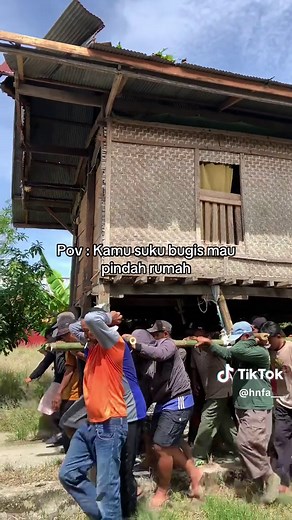 Tradisi Mappalette Bola Suku Bugis: Gotong Royong Pindah Rumah
