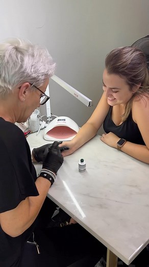 Andrea zeigt dir unseren neuen 3D Glitter Shellac Paradise Rainforest. #emmi #emminail #emmiliebe #nail #nails #nailinspo #glitter #nailsartist #shellac | Emmi-Nail