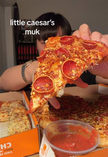 Little Caesar’s Muk #mukbang #food #asmr #littlecaesars #pizza Haven’t had pizza in so long