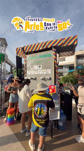 En el Parque Vicuña Mackenna 🌿 Gracias a Chulz Renewable puedes hidratarte y cargar tu celular gratis 💧🔋 ¡Nos vemos por acá! #SomosCarnaval #AricaMejorCarnaval | Municipalidad de Arica