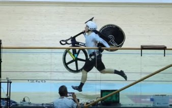 Cyclist runs across finish line following crash to secure qualification at Track World Cup