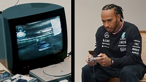 Gente como a gente! Lewis Hamilton joga Driver e outros clássicos de PS1