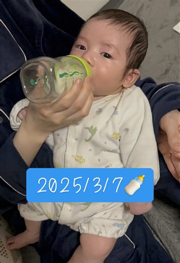 ママとお話できたかな？🤱 1回の授乳で180ml飲んだよ🍼 おまけ写真①お出かけスタイル📷 #baby #bebe #cute #生後2ヶ月 #赤ちゃん #babymom