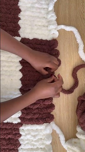 The intarsia technique 😍 #chunkyknit #handknitting #diy #knitting #knittingtechniques