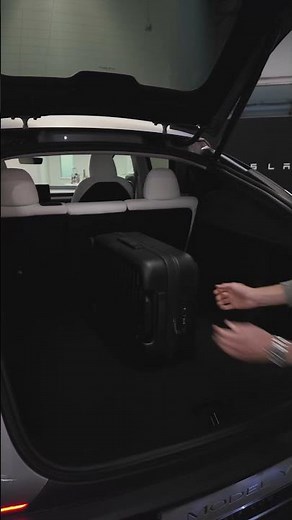 💡Now electrically folding rear seats in the updated 2025 Tesla Model Y