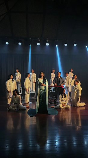 Lagu “Bersama Keluargaku” bukan hanya buat keluarga yang kelihatannya harmonis, tapi juga buat setiap keluarga yang jauh dari kata sempurna. Karena Tuhan hadir bukan hanya di rumah yang terlihat baik, tapi juga di tengah cerita yang berantakan. Setiap air mata, setiap pertengkaran, setiap luka bisa jadi tempat dimana kasih Tuhan paling nyata. Tonton video musiknya besok, 7 November, jam 10 pagi di Youtube Maria Shandi Official (link di bio) 🤍 | Maria Shandi