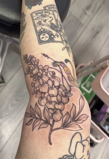 When you finish work early, what else is there to do! Glad I filled that annoying gap… but I’ve already found a new one!! 🤦🏻‍♀️ . . . . . . . . #tattooingmyself #ouch #kneetattoo #wisteria #flowertattoo #flowers #t#tattoot#tattooss#stowmarketi#inki#inkedg#getinkedg#girlswhotattoot#tattooista#artf#femaletattooistg#gettattooedp#prettyininkS#Suffolkg#girlswithtattoost#tattsl#lgbtsafespaced#dowhatyoulovef#followf#femaleruns#safespacet#tattoosarecoolandyouknowit
