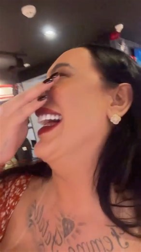 Mc Trans 🎤 on Instagram: "Dos stories pro feed 😱✨ Estou impressionada com o público do app vizinho! Esses jovens são muito acolhedores e fofos. Hoje eu quase não conseguia andar no shopping de tanto carinho. Gratidão! 💖 — A Mulher de Navalha Obrigada meus amores por todo carinho comigo aqui e nas ruas 🔱"