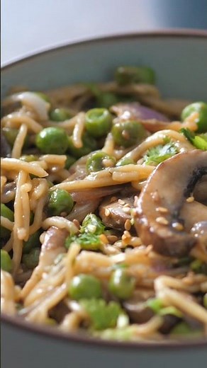 🥬 Une recette parfaite pour un dîner végétarien rapide🌿 : des nouilles chinoises sautées aux légumes