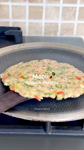 Mooli (radish) & spinach Paratha 🫓🌿 Fresh spinach,red radish, green garlic, from the market — turned into a warm, colourful paratha. 🥣 Recipe (Quick) Whole wheat flour, chopped spinach, grated red radish, bell peppers, green garlic, green chilli, ajwain, salt, ghee. Mix everything, squeeze radish and use the radish water to knead the dough. Rest 10 mins. Roll, cook on tawa with light ghee till golden. Follow @thenutricookhouse for easy, healthy & home recipes. . . Healthy paratha, spinach rad