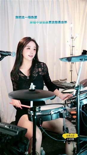 节拍流转画面生动，这段架子鼓演出充满鲜活舞台表现力#架子鼓演奏 #DrummerGirl #Shorts