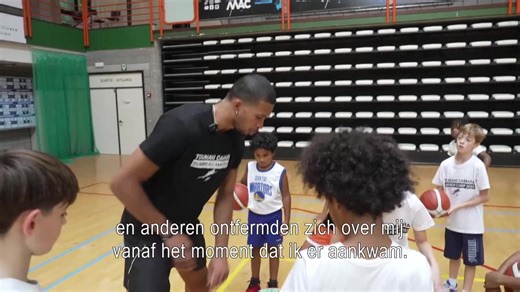 De sportzomer van baskettalent Aaron Ona Embo: 'Ik weet wat ik wil: spelen in de NBA' | BRUZZ