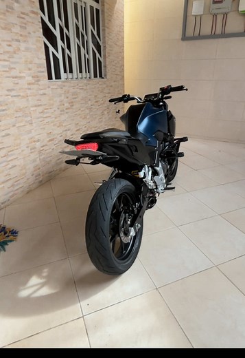 Honda CB300F vs Kawasaki Z300 - Comparativa de Motos
