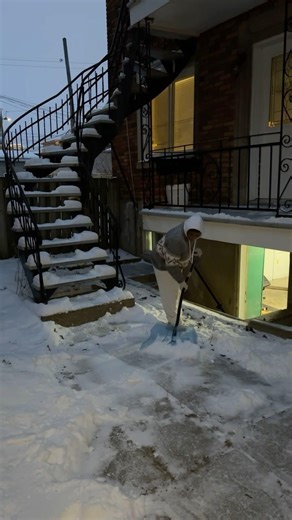 Snowing 🇨🇦🤣🤣